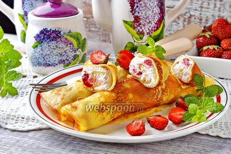 Фото рецепта Блины с творогом и клубникой