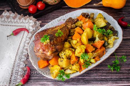 Фото рецепта Запеченная голень индейки с осенними овощами
