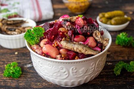 Фото рецепта Свекольный салат с фасолью и шпротами
