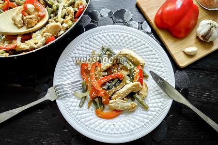 Фото рецепта Тёплый салат из куриного филе и стручковой фасоли
