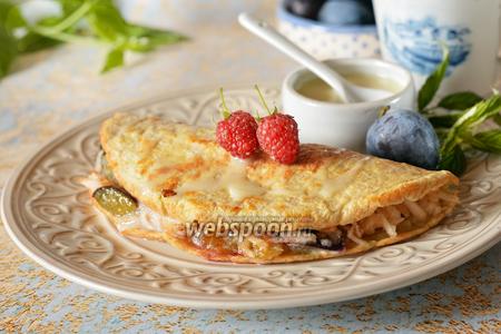 Фото рецепта Овсяноблин с фруктами и сгущённым молоком
