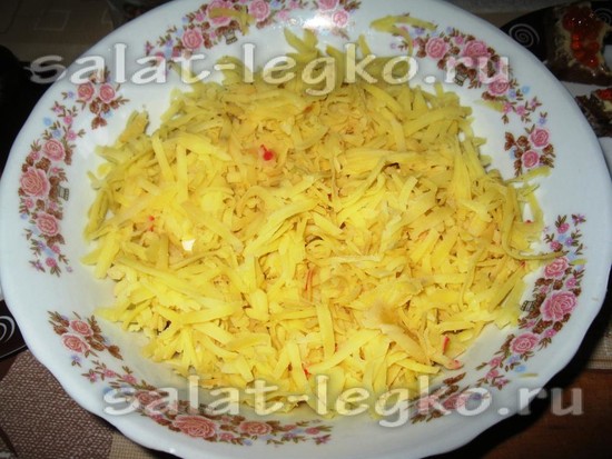слой лука и тертой картошки