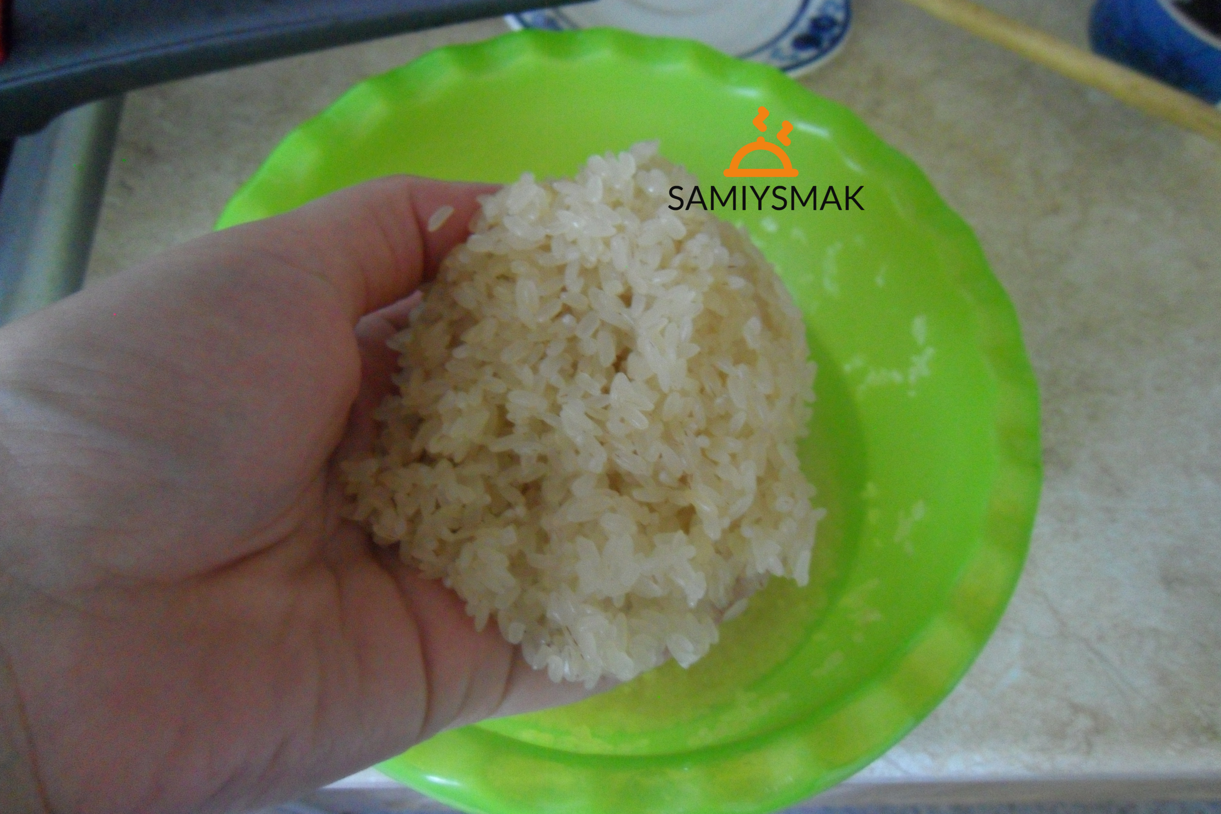 Промытый рис в чашке