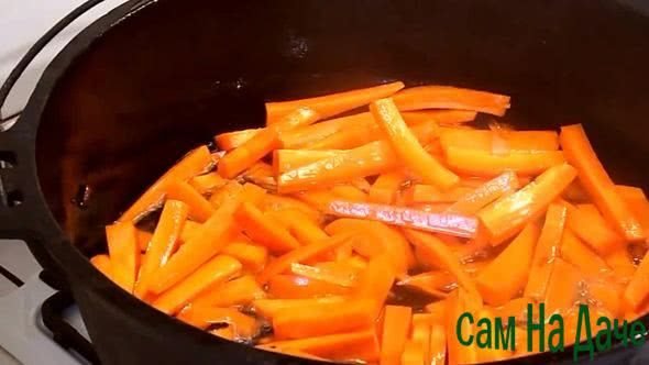 обжарьте морковь