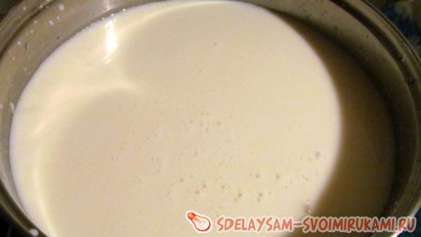 вылейте молоко в кастрюлю вылейте молоко в кастрюлю