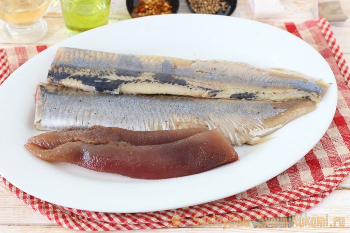 Сельдь маринованная в банке с пряностями и лимоном