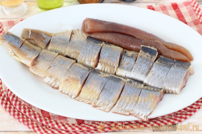 Сельдь маринованная в банке с пряностями и лимоном