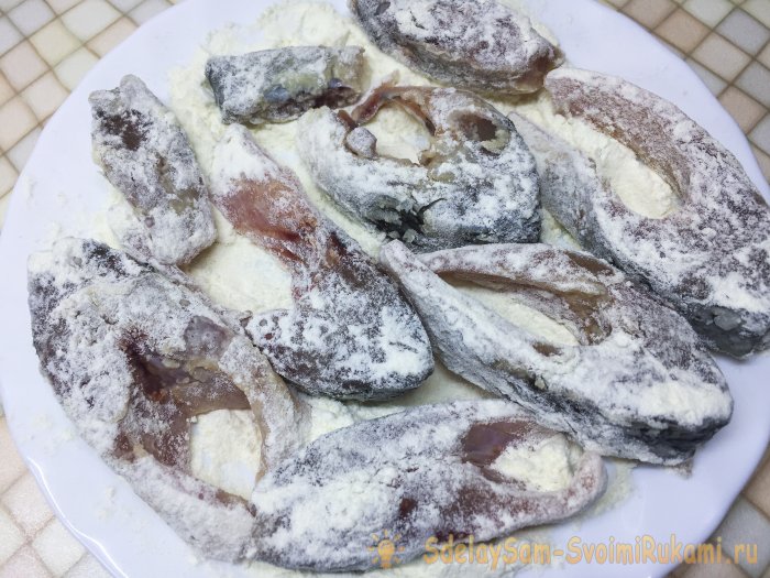 Жареный карась кусочками на сковороде