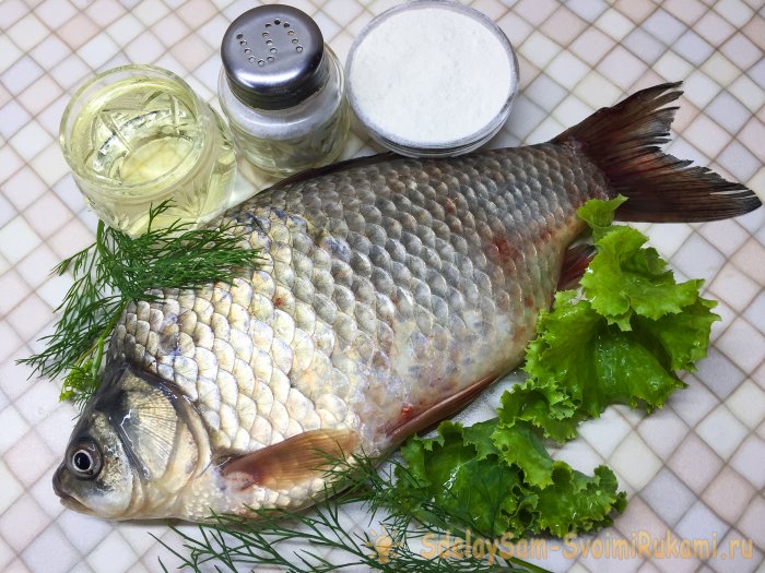 Жареный карась кусочками на сковороде