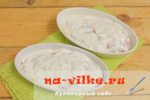 Куриное филе в сметане с чесноком в духовке. Ингредиенты: