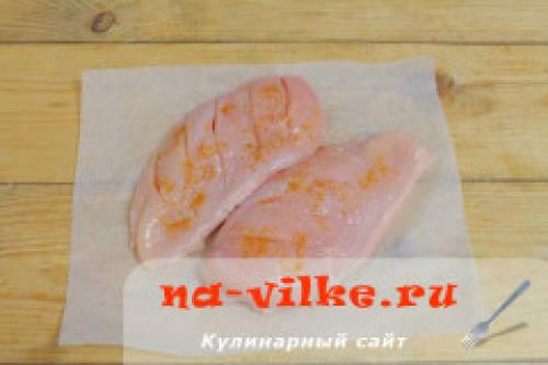 Куриное филе в сметане с чесноком в духовке. Ингредиенты: