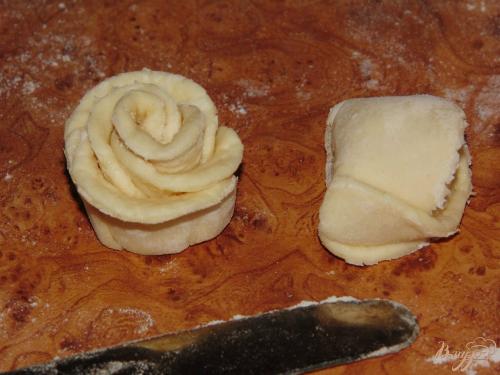 Розочки из слоеного теста с сахаром. Сахарная роза