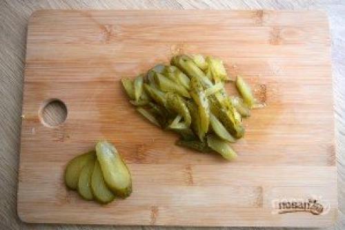 Салат иришка с сухариками и кукурузой и колбасой.