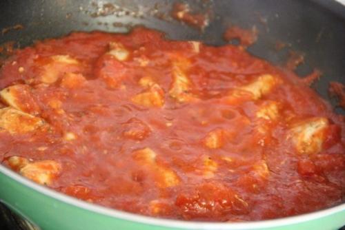 Куриная грудка в томатах в собственном соку. Куриная грудка с помидорами на сковороде.