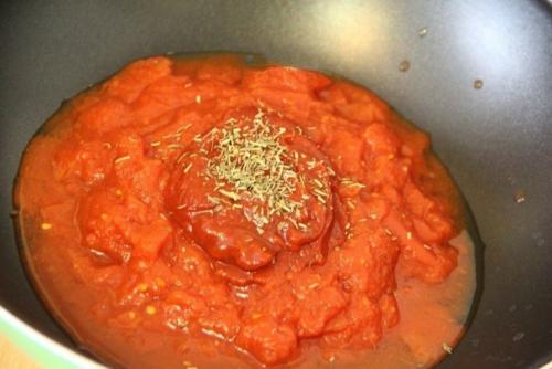 Куриная грудка в томатах в собственном соку. Куриная грудка с помидорами на сковороде.