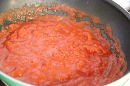 Куриная грудка в томатах в собственном соку. Куриная грудка с помидорами на сковороде.