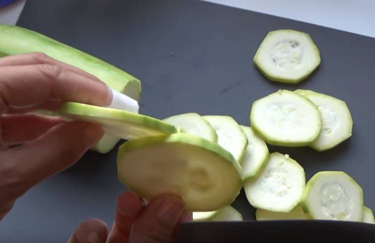 Кабачки с чесноком жаренные в сырном кляре