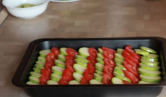 Заготовка для запеканки с кабачками и помидорами в прямоугольной форме для запекания чёрного цвета