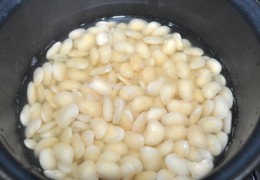 Первым делом поставить варить фасоль, заранее замоченную – пока остальное готовится, она успеет почти  свариться .