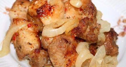 Шашлык в духовке на “луковой подушке”