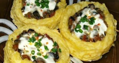 Картофельные гнезда с грибами, в чесночно-сметанном соусе