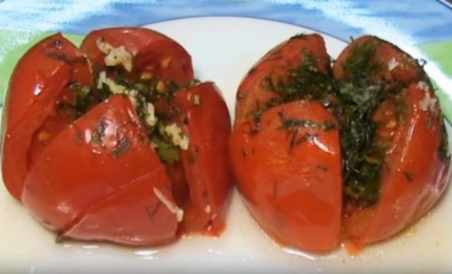 Как запечь помидоры в фольге с зеленью и чесноком