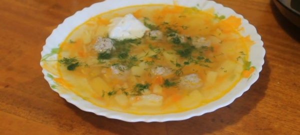 Суп с фрикадельками в тарелке