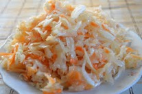 Квашеная капуста с морковью и яблоками