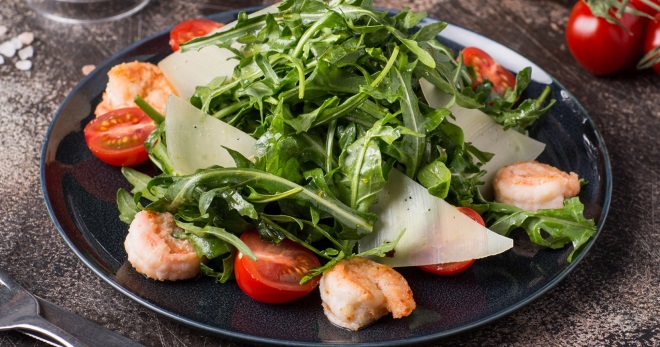 Салат с рукколой и креветками – легкие и вкусные рецепты простого блюда
