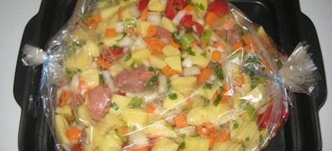 картошка с овощами в рукаве в духовке