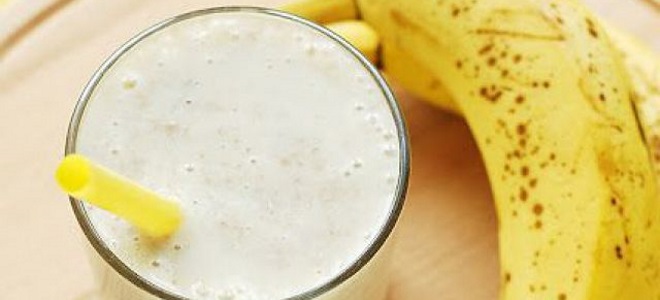 Молочный коктейль с бананом и мороженым