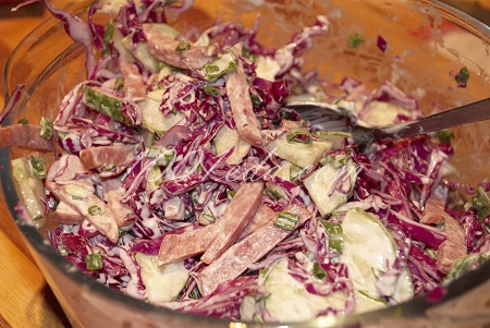 Рецепт салата из краснокачанной капусты с огурцом и колбасой