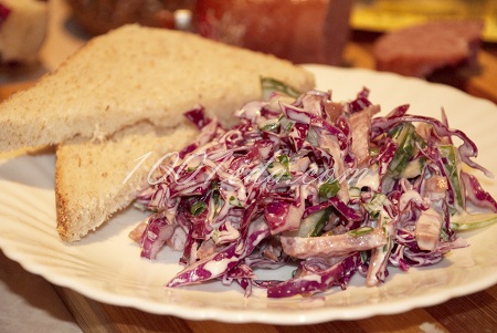 Салат из краснокачанной капусты с огурцом и колбасой Рецепт салата из краснокачанной капусты с огурцом и колбасой