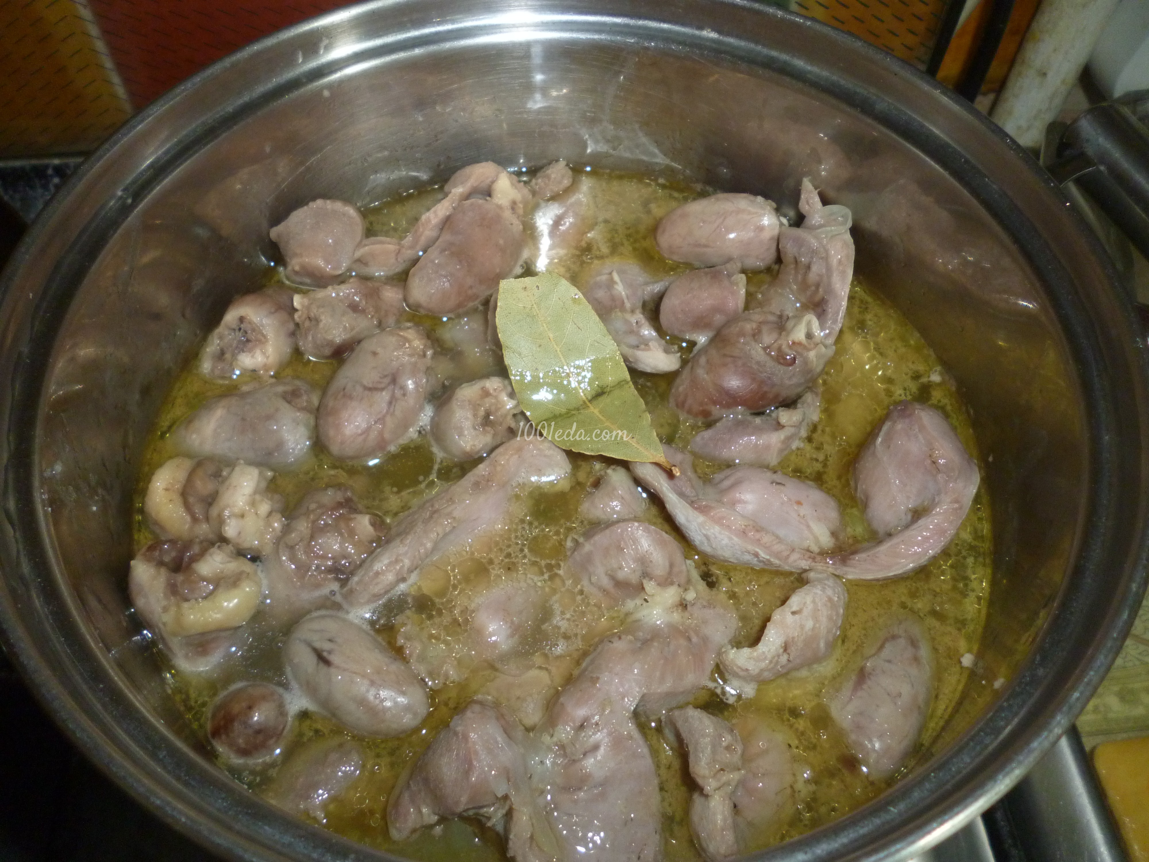 Куриные желудки с сердечками в собственном соке: рецепт с пошаговым фото - Шаг №5 Куриные желудки с сердечками в собственном соке: рецепт с пошаговым фото - Шаг №5