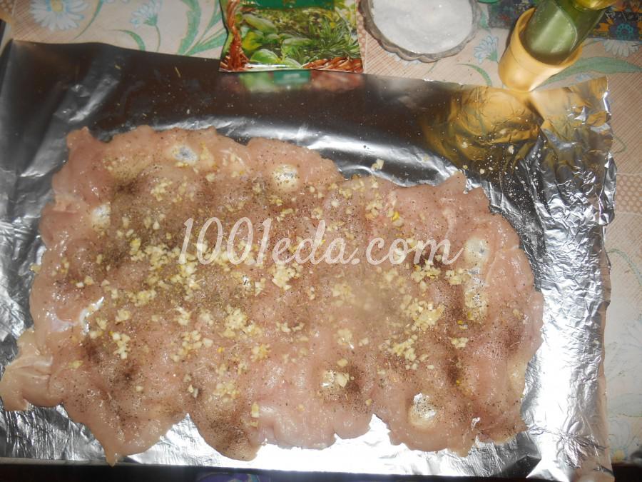 Куриный рулет, запечённый в фольге: рецепт с пошаговым фото - Шаг №5 Куриный рулет, запечённый в фольге: рецепт с пошаговым фото - Шаг №5