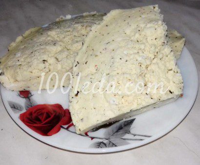 Нежная домашняя брынза с травами