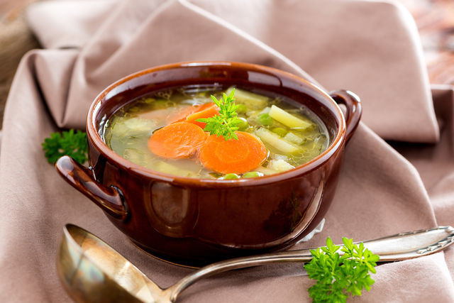 Овощи опускают в бульон к мясу и гороху, но можно добавить в суп только картофель, а из остальных овощей сделать зажарку