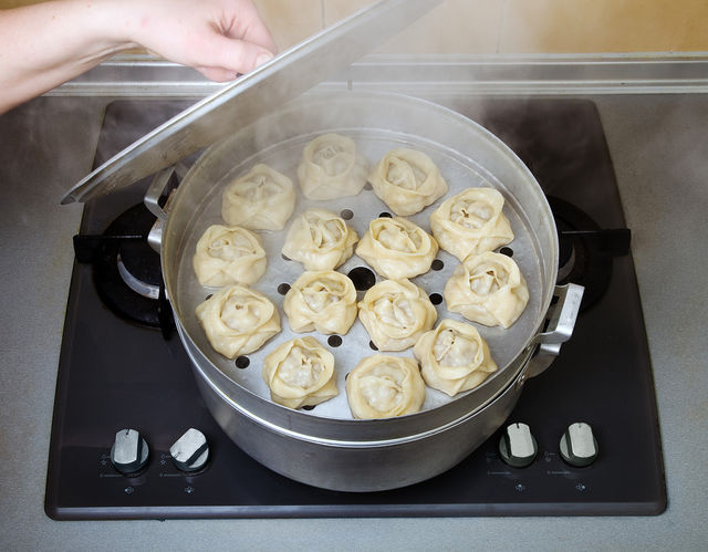 Манты готовят только на пару, и чаще всего для этой цели используется специализированная кухонная посуда мантоварка