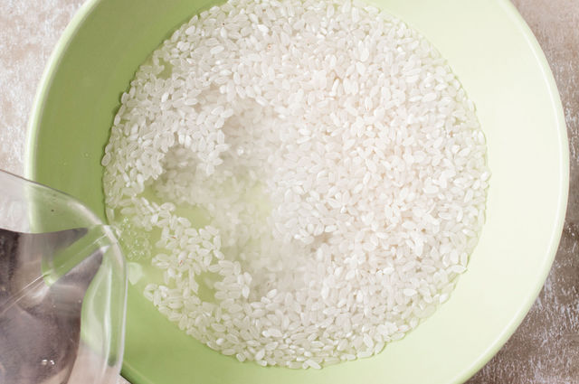 Рис промывают, пока вода не станет абсолютно прозрачной
