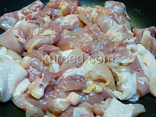 Шаг 1 - Вымыть, нарезать и обжарить мясо Перловка с курицей, пошаговое приготовление - Вымыть, нарезать и обжарить мясо