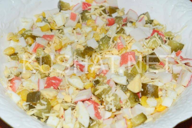 10_салат с крабовыми палочками, солеными огурцами и сыром