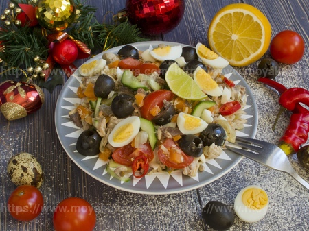 Салат с консервой, огурцами и помидорами