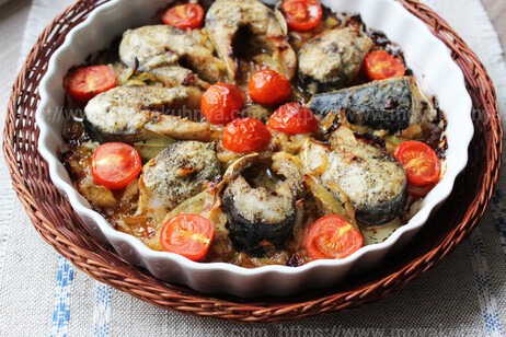 скумбрия запеченная в духовке с луком