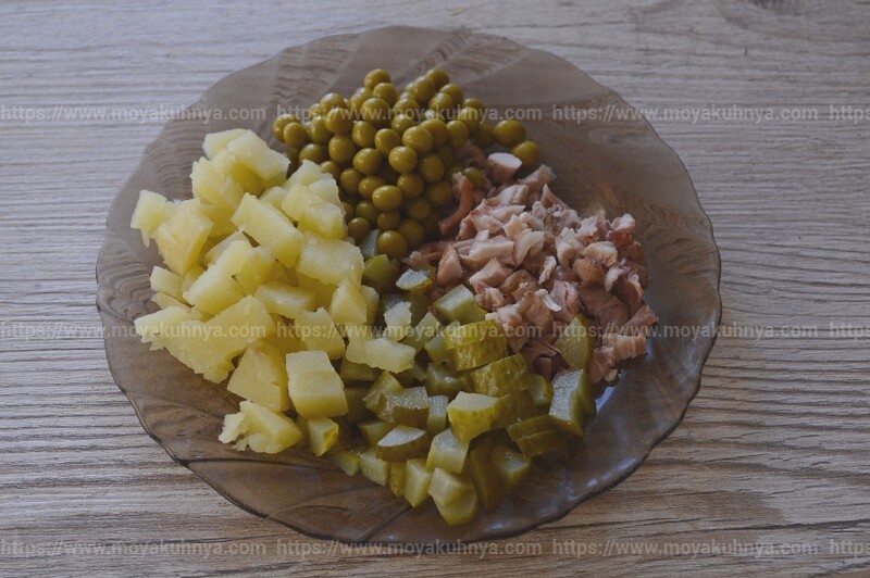 салат с копченой курицей и горошком