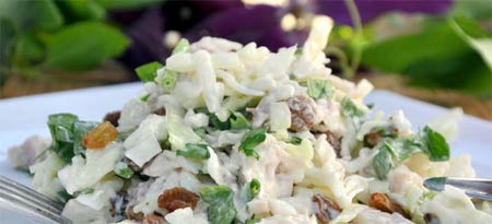 Капустный салат с кукурузой и изюмом