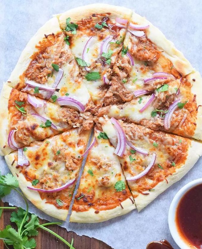 Наслаждайтесь пиццей с курицей, пока она горячая и свежая!