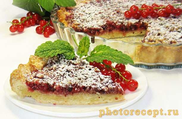 Пирог с красной смородиной и фундуком