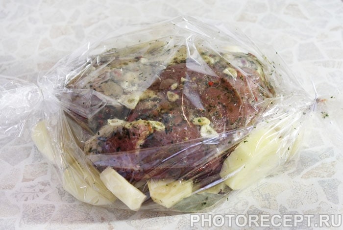 Фото рецепта - Запеченное мясо в рукаве с картофелем - шаг 4