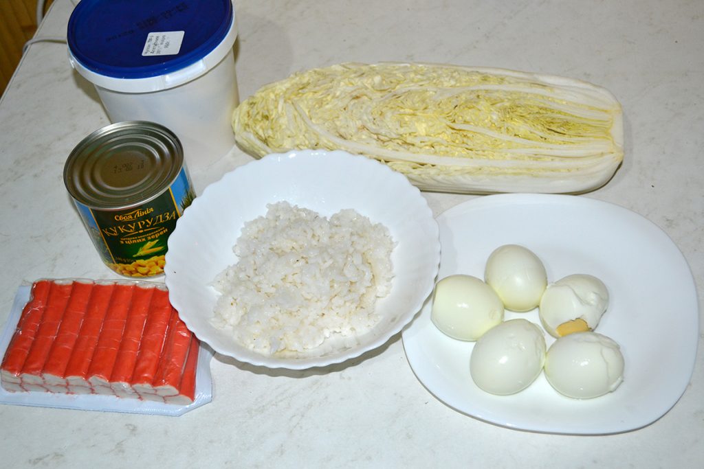 Фото рецепта - Салат с крабовыми палочками, кукурузой и пекинской капустой - шаг 1
