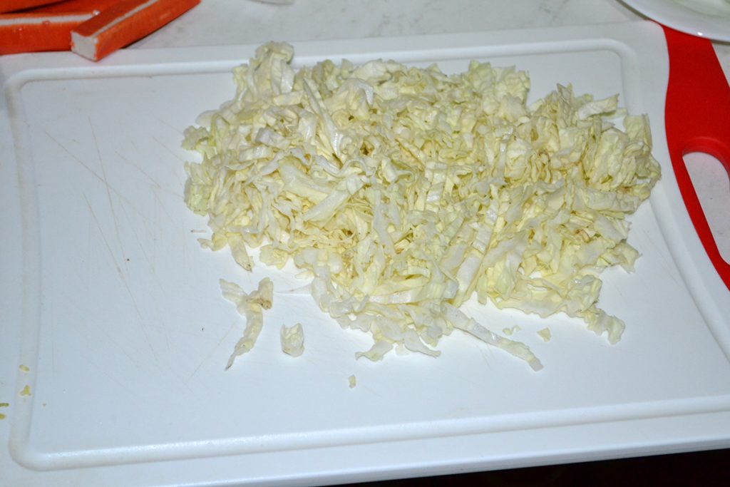 Фото рецепта - Салат с крабовыми палочками, кукурузой и пекинской капустой - шаг 2